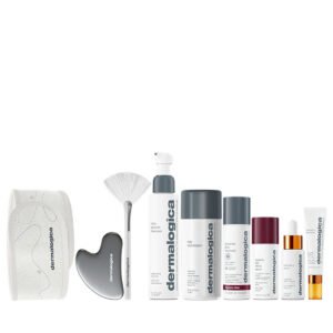 Комплектът „Експертиза“ Dermalogica: Daily Microfoliant ексфолиращ ексфолираща пудра 74 г + Biolumin-C озаряващ серум за очи 15 мл + Biolumin-C витамин C изсветляващ серум за лице 30 мл + Dynamic Skin ретинол серум против бръчки за лице 30 мл + Daily Glycolic почистващ почистващ гел за лице 150 мл + Dynamic Skin ретинол серум против бръчки за лице SPF 50 50 мл + Gua Sha лифтинг масажен камък за лице + Маска за лице с ветрилообразна формула четка за многократна употреба + Dermalogica лента за коса бяла